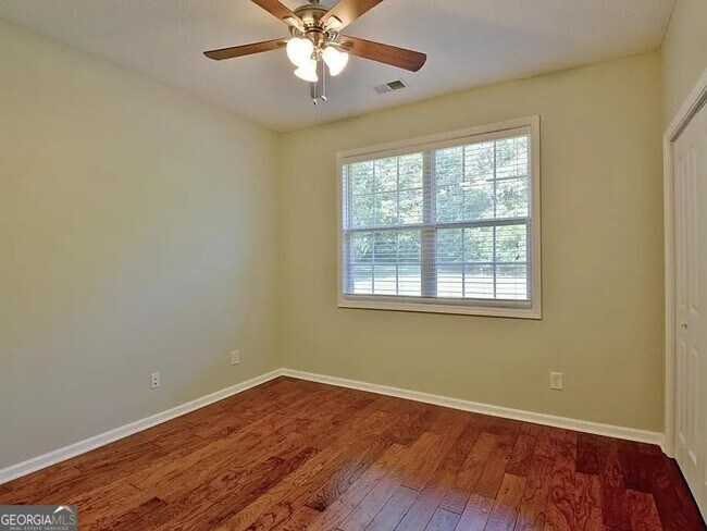 Building Photo - 410 Persimmon Dr