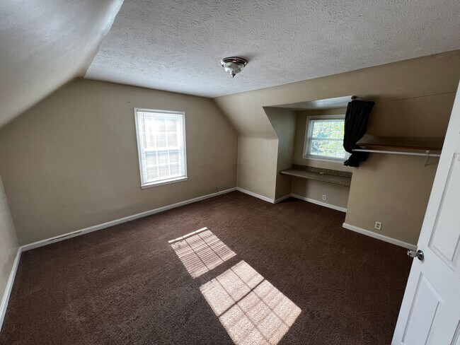 Building Photo - 4bed/2bath Available August 2024