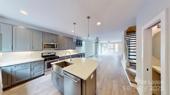 Building Photo - 208 Walnut Ave