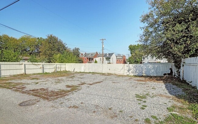 Building Photo - Spacious 4 Bedroom, 1 Bath Home in York, Pa!