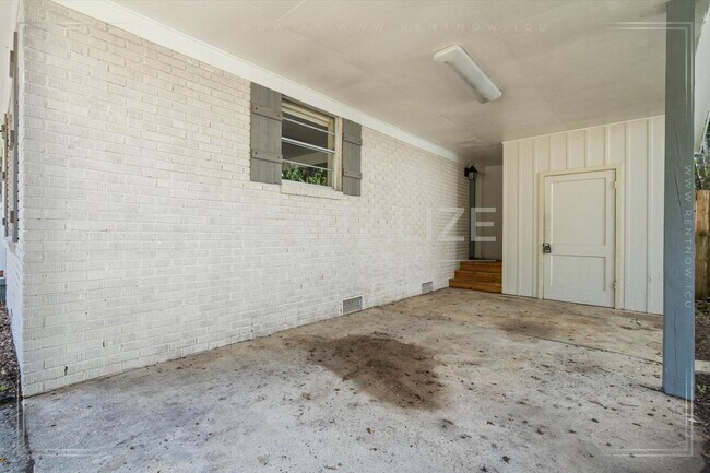 Building Photo - Stylish 3 Bed Brick Home | Modern Kitchen + Large Private Backyard