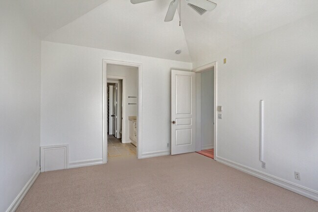 Building Photo - 343 Flamingo Dr