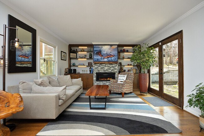 Building Photo - Beautifully renovated large home in CHCCS school district! Available mid-June!