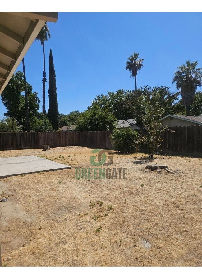Building Photo - 3 BEDROOM 2 BATH HOME MOVE IN READY IN MOD...