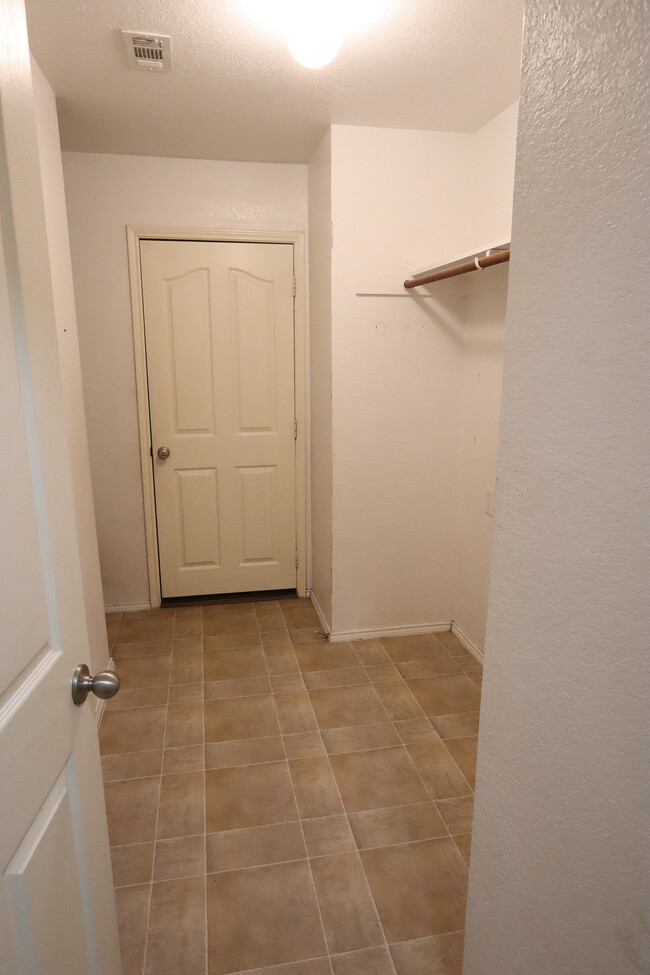 Building Photo - 1000 Warbler Ln