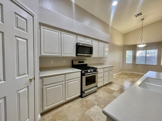 Building Photo - Stunning 3 bedroom 3 bath with dual primar...