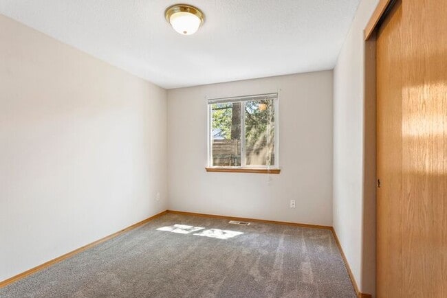 Building Photo - Secluded 3 bedroom 2 bath home close to Wo...