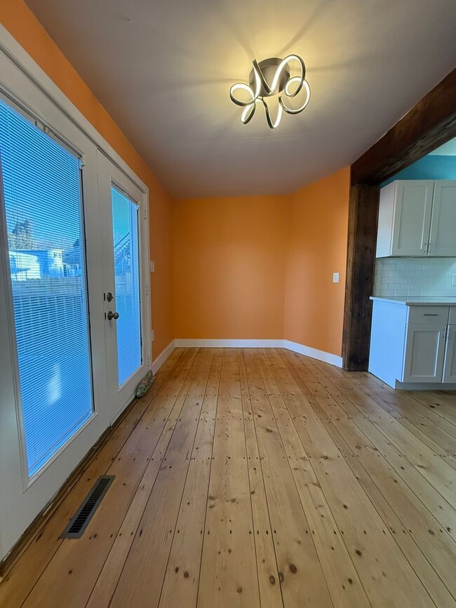 Building Photo - 960 Maple St