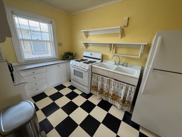 Full-size stove and lots of storgage - 1676 Randolph Ave