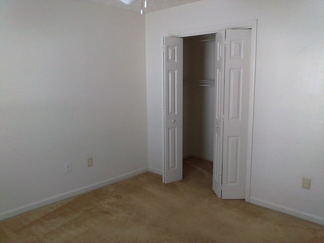 Building Photo - 2 Bedroom, 1 bath apartment - Downstairs Unit