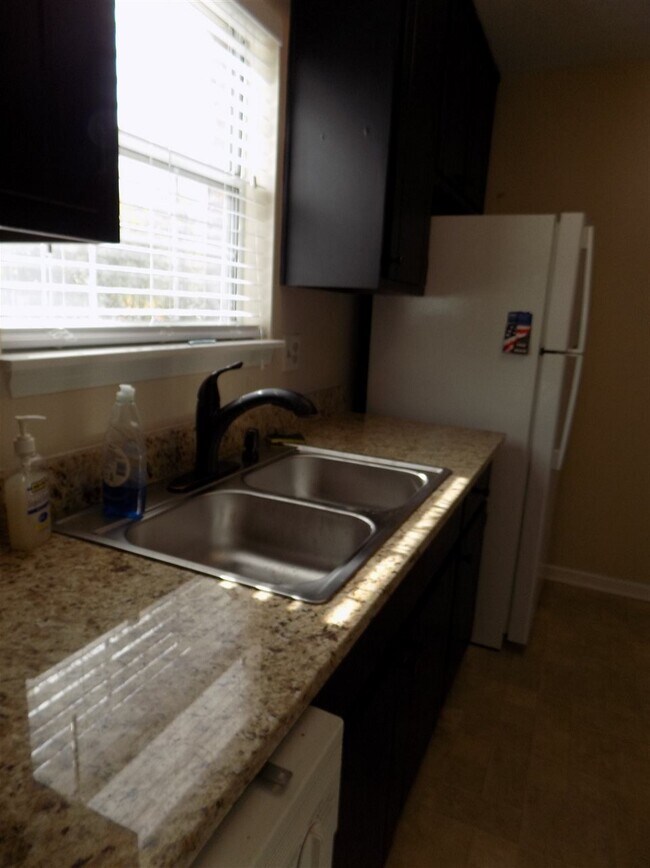 Building Photo - 806 Jamestown Ct