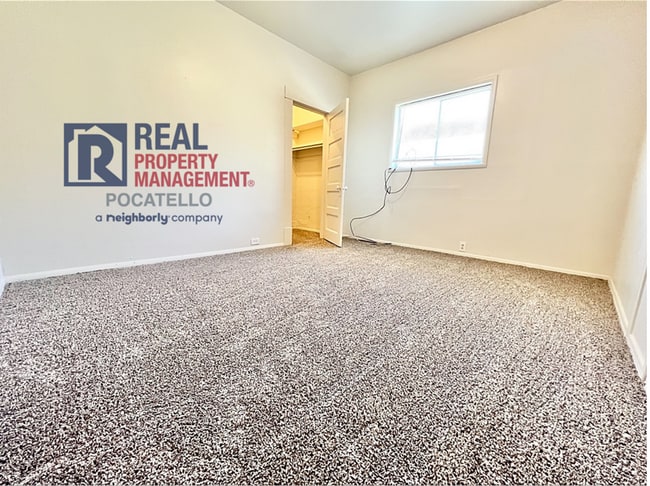 Building Photo - Beautiful Large 2 Bedroom 2 Bathroom Home ...