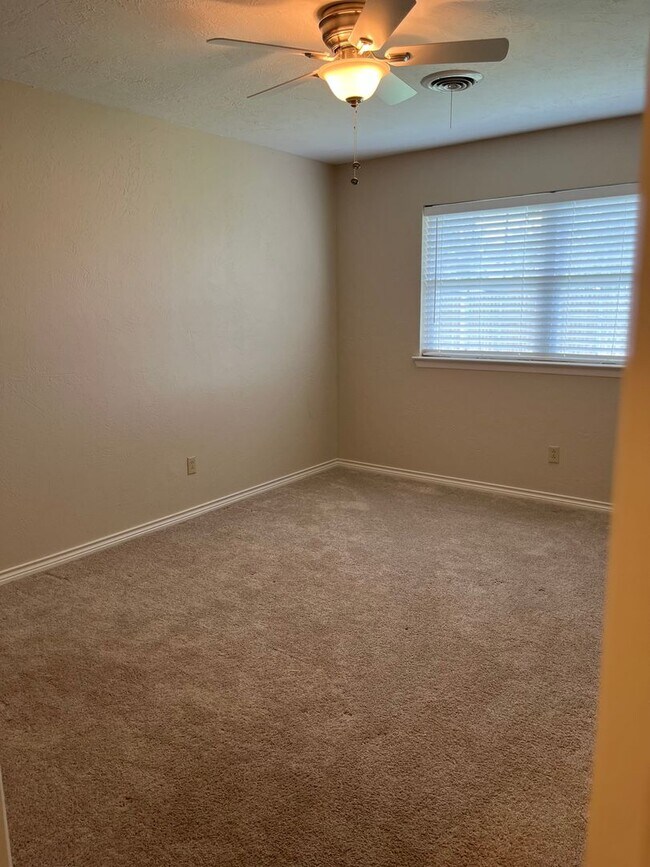 Building Photo - Located close to Bonham Middle School 3/2/2