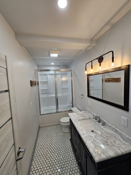 Bathroom, heat, fan, tub, rain shower - 3134 Hermina St