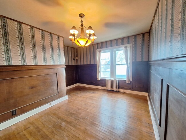 Building Photo - Large 3 Bedroom Open in April!