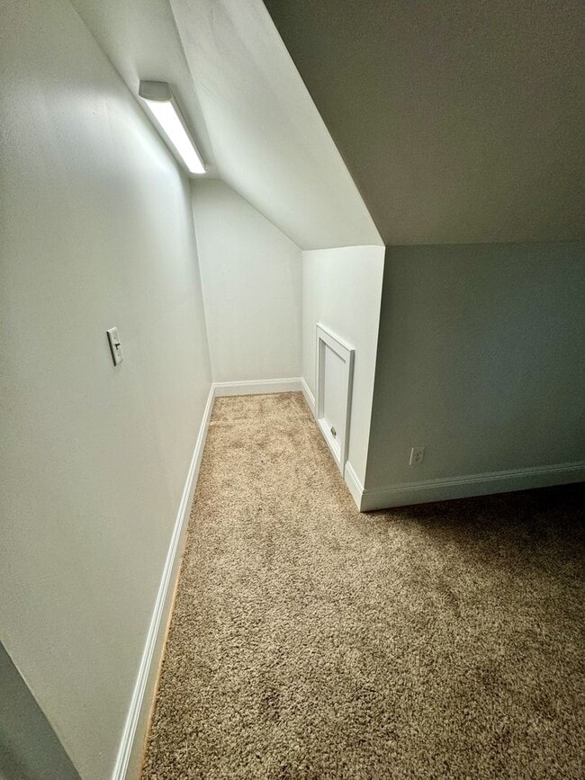 Building Photo - OAKLETTE