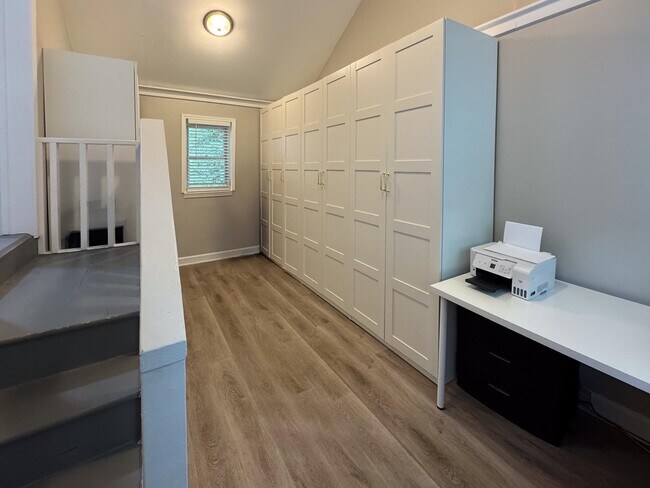 Building Photo - 3350 Highland Park Pl