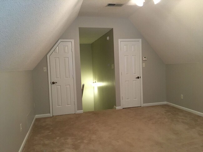 Building Photo - Ewing Place in Arlington! Pets are allowed, fees apply! Fenced in back yard!