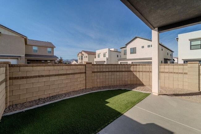 Building Photo - Beautiful 3 bed 2 bath + Den Home in Desert Color! Corner Lot!!