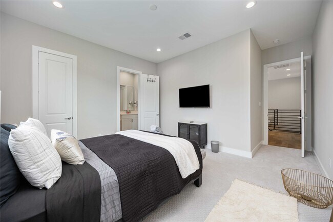 Building Photo - 5821 Kansas St