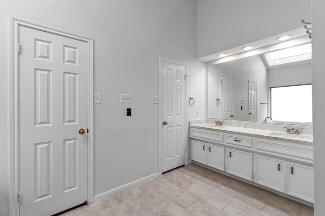 Building Photo - 5622 Woodland Creek Dr