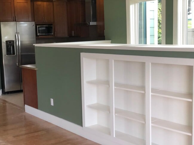 Building Photo - COMING SOON!  Beautiful 3 br/2ba -2  Levels, Private Deck, Panoramic Views, Garage Parking, Washe...