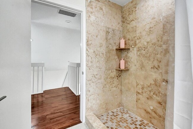 Building Photo - 3567 Commodore Cir