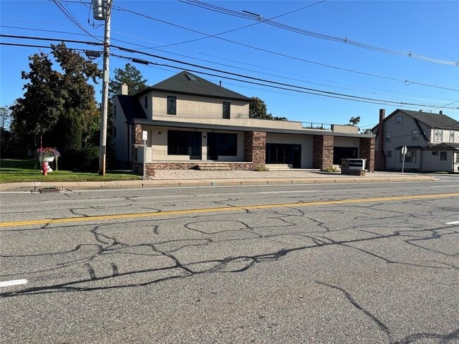 Building Photo - 850 Main St