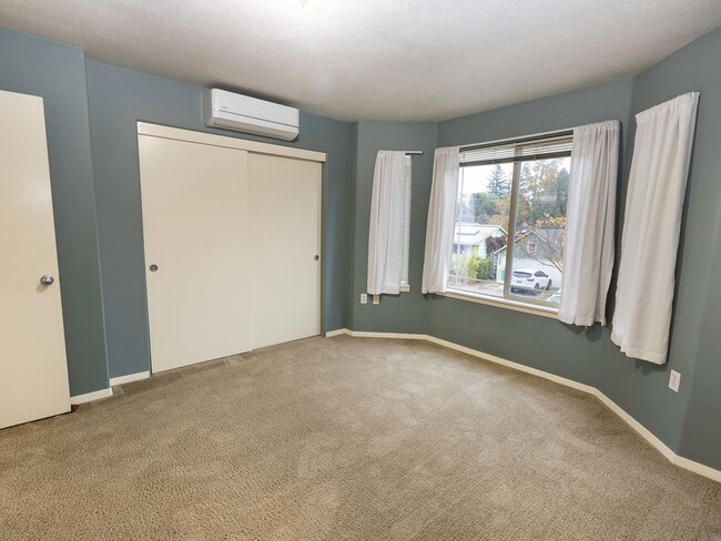 Building Photo - Bright & Spacious 2-Bedroom End Unit Townh...