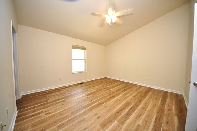 Building Photo - Beautiful Renovated 3 Bedroom 3 Bathroom i...