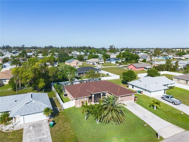 Building Photo - 810 SW 10th Pl