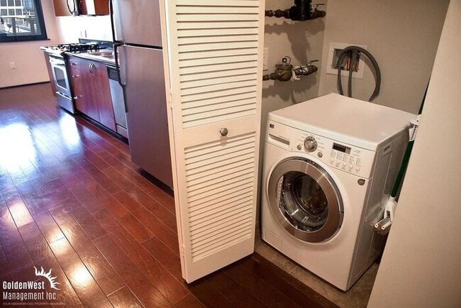 Building Photo - Modern Unfurnished Studio in the Heart of San Diego!