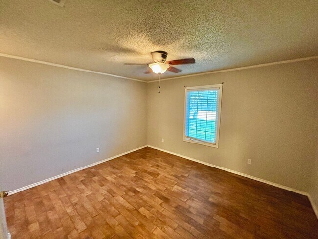 Building Photo - Pre-leasing for early July move in!