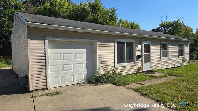 Building Photo - 3 bed 1 bath in Northbook on corner of Lor...