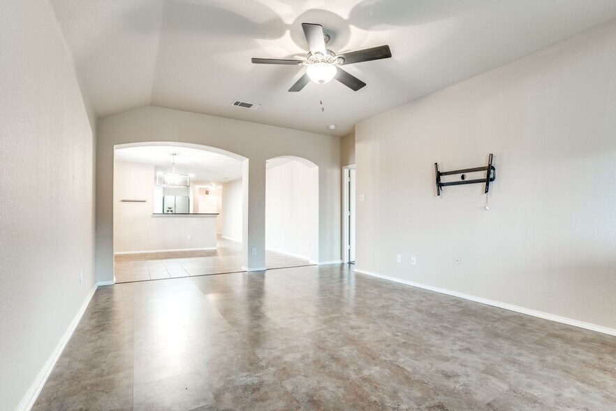 Building Photo - 1127 Roman Dr