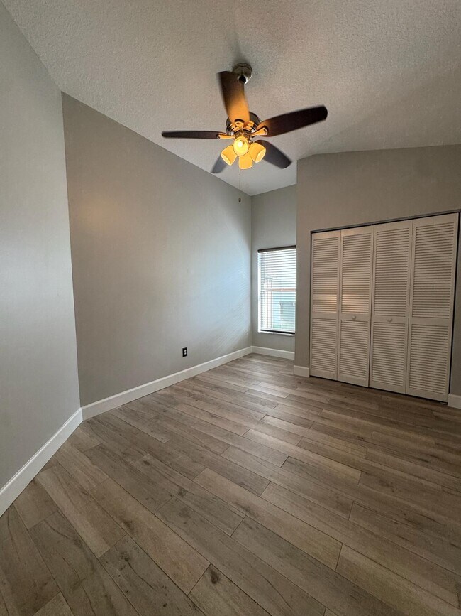 Building Photo - 12872 Meadowbend Dr