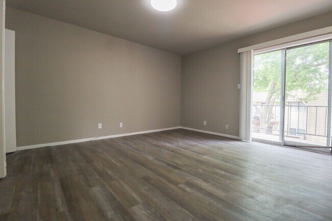 Building Photo - 2 Bed / 2 Bath Condo in Central Tulsa!