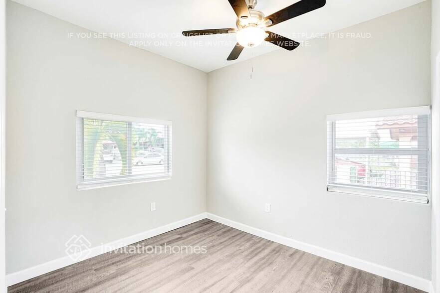 Building Photo - 318 W 17th St