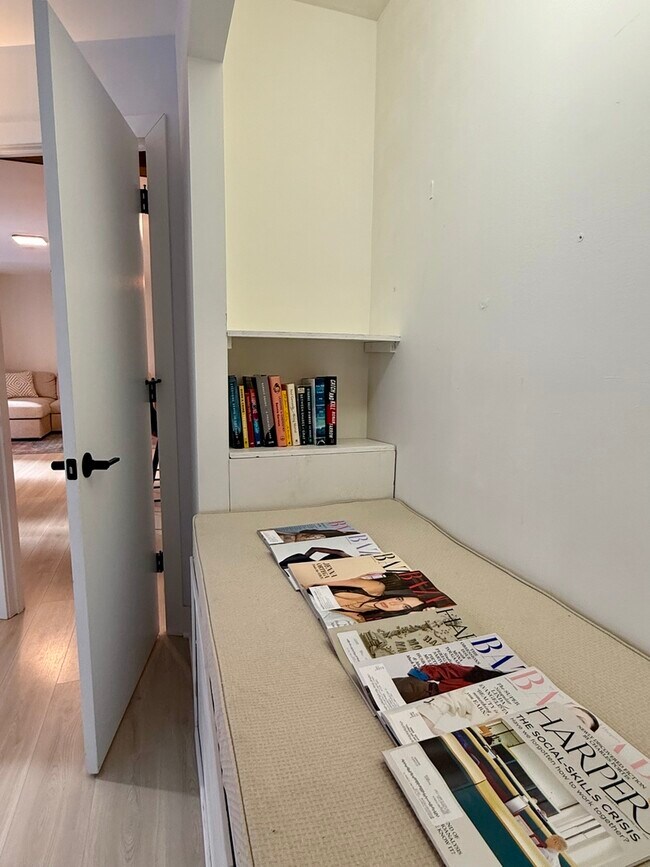 Building Photo - 850 N Dewitt Pl