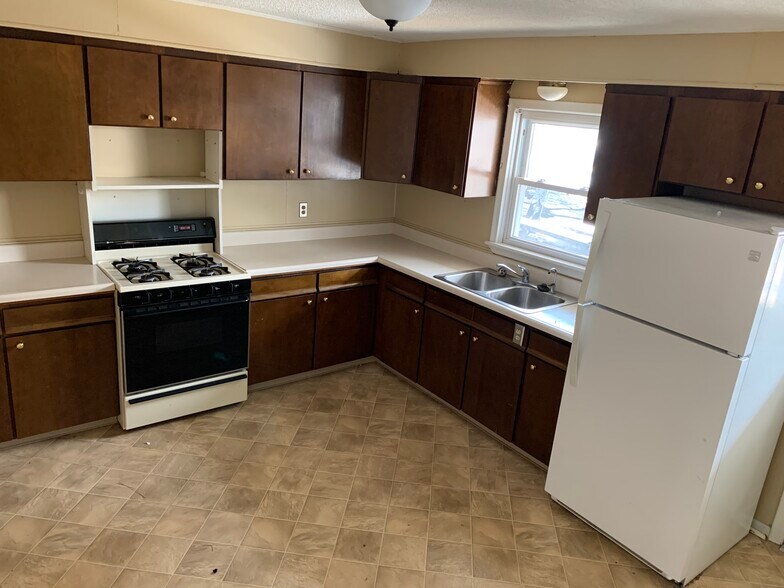 Kitchen - 301 E Pottawatamie St