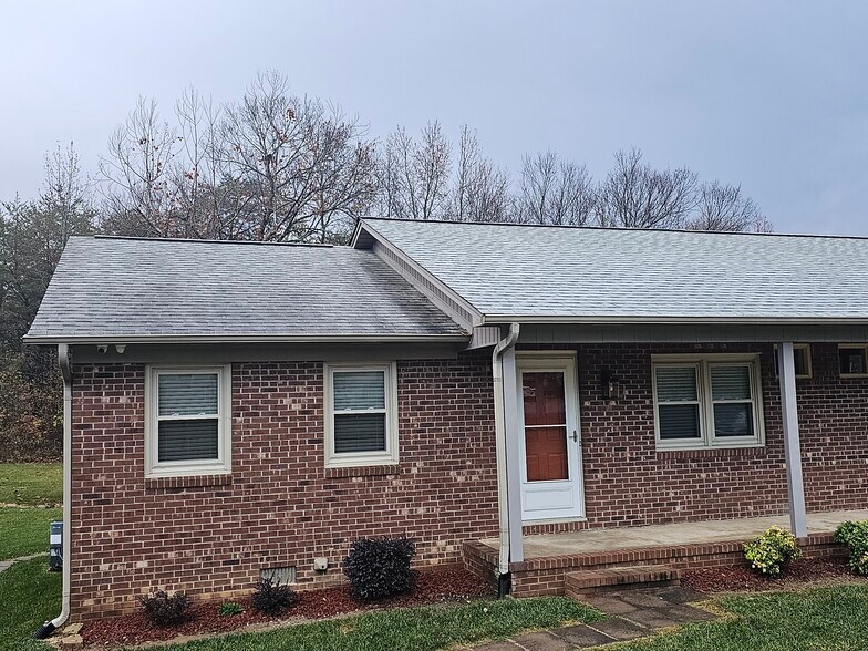 Primary Photo - 105 Meredith Dr