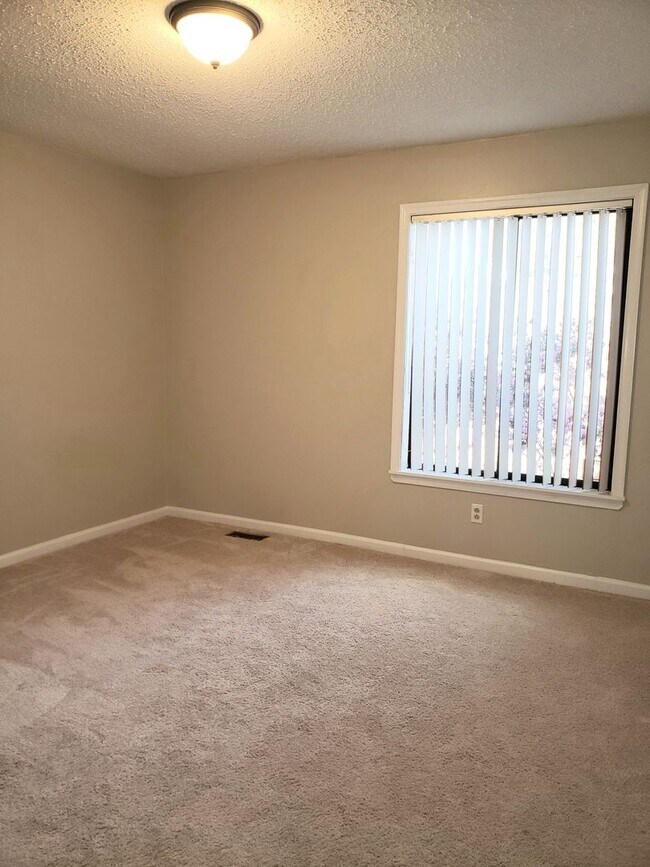 Building Photo - Enjoy Lakefront Luxury Year Round! $250 Of...