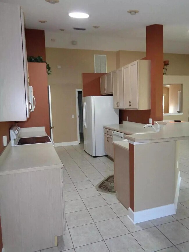 Building Photo - 1358 Sanibel Ln