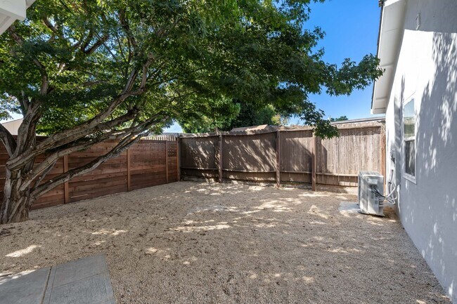 Building Photo - Charming Updated 2 bed, 2 bath Home near D...