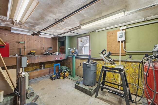 Building Photo - 43 Little John Dr