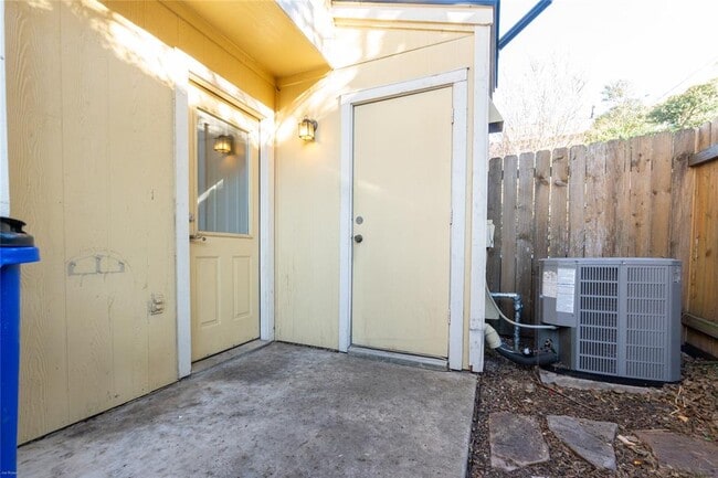 Building Photo - 11901 Swearingen Dr