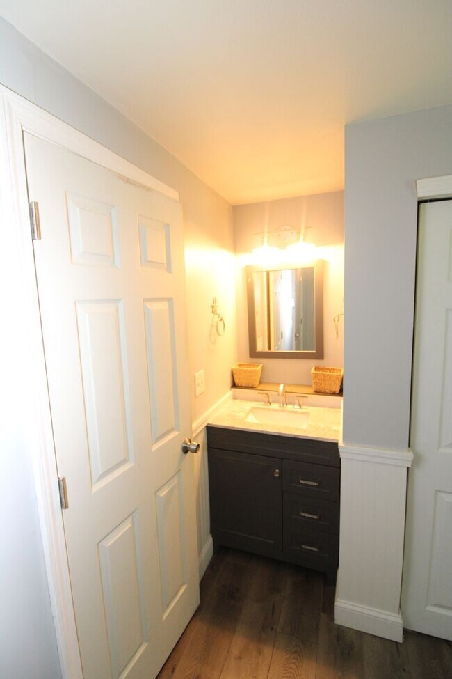 Building Photo - 1 BR/1BA Condo Available 1st month's rent ...