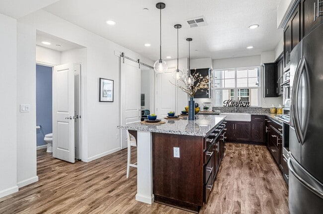 Building Photo - Jordan Ranch Townhouse 4 bed / 3.5 bath, G...
