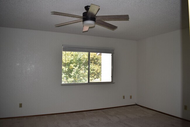 Building Photo - Freshly updated condo unit with a communit...