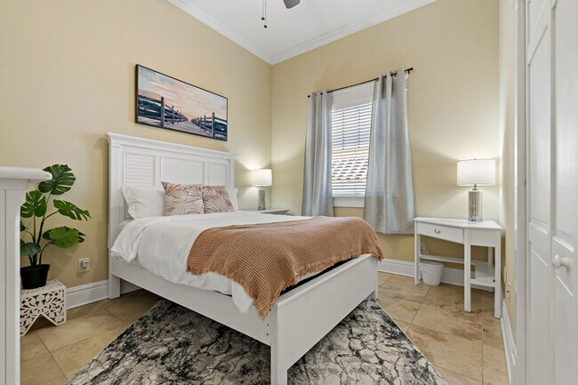 Building Photo - 611 S Orleans Ave